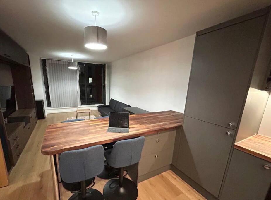 2 Bed Apartment Close To Station With Parking Лондон Екстер'єр фото