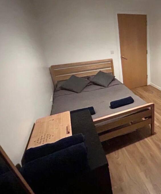 2 Bed Apartment Close To Station With Parking Лондон Екстер'єр фото