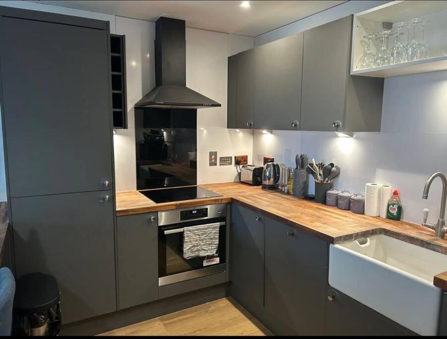 2 Bed Apartment Close To Station With Parking Лондон Екстер'єр фото